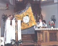 Rektor jean Begond bei der Weihung der neuen Vereinsfahne im Mai 1983